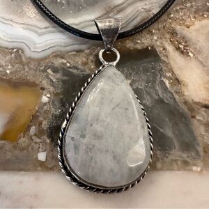 2185 Stunning Silver Moonstone Teardrop Stone Pendant Necklace